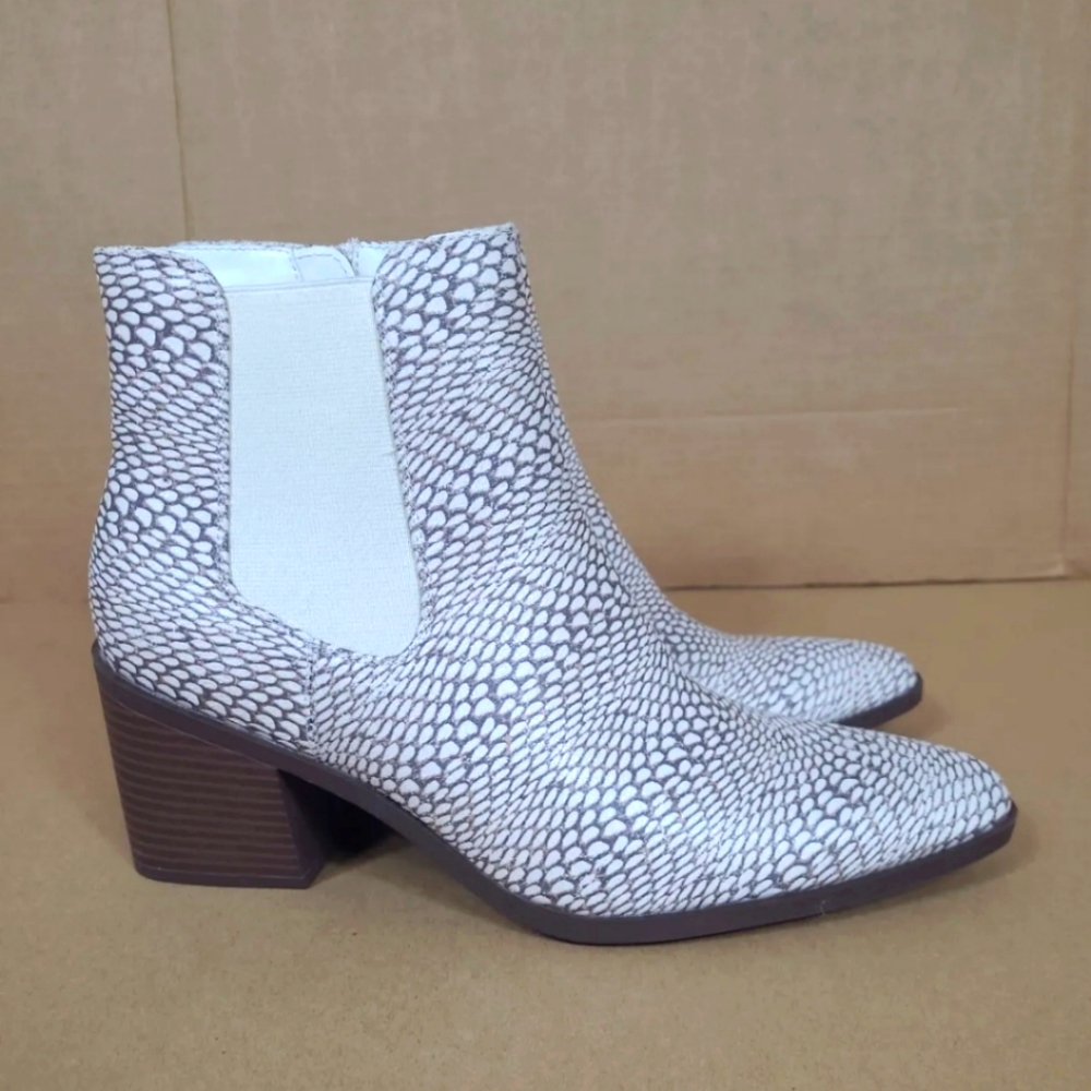 The‎ Limited Kiki Chelsea Booties White Brown Faux Snakeskin Size 8.5M NWOB